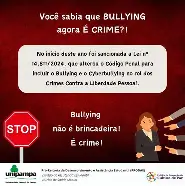 Um computador com a palavra 'cyberbullying' escrita em tela