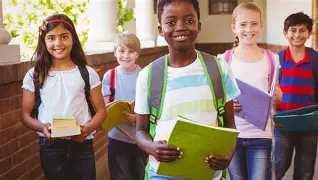 Imagem de um grupo de crianças com autismo em uma sala de aula