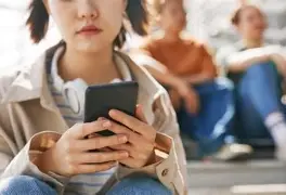 Uma garota sentada sozinha em uma sala de aula