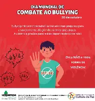 Uma cena de uma loja mostrando duas vendedoras cometendo bullying a terceira