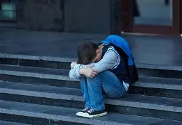 Uma cena de uma terapeuta ajudando uma pessoa com problemas causados pelo bullying